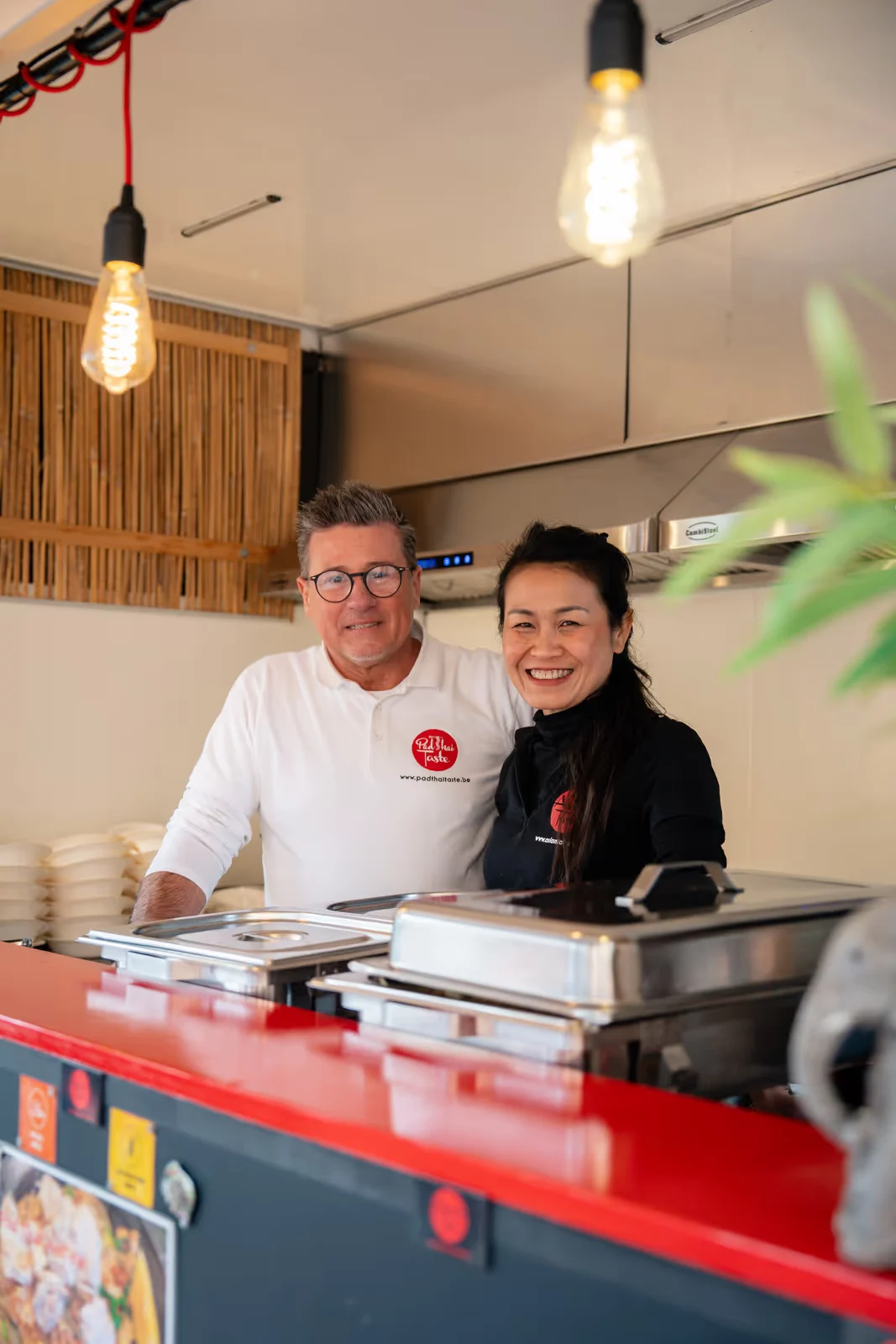 Joy en Johan samen achter de toonbank van Asian Taste